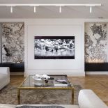 telewizor w salonie obramowany sztukaterią i biokominkiem w kamiennej obudowie