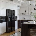 wyspa kuchenna z ciemnego drewna