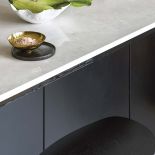 ciemna wyspa kuchenna z jasnym blatem