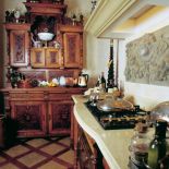 Eklektyczny kredens z japońskiego mahoniu.