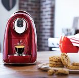 Ekspres ciśnieniowy Cafissimo Compact Red (299 zł) z kapsułkami. TCHIBO