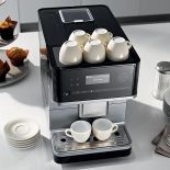 Ekspres CM 6310 z funkcją podgrzewania filiżanek i młynkiem, 5990 zł Miele