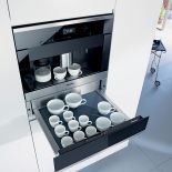 Ekspres do zabudowy CVA 6401 (11 490 zł) z szufladą do podgrzewania filiżanek za 3990 zł. MIELE