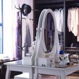 Elegancja i glamour - toaletka w garderobie. Ikea.