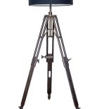 Elegancka lampa na stalowym statywie niczym od wiekowej lunety.