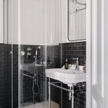 czarno-biała łazienka w mieszkaniu w kamienicy