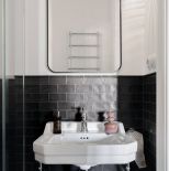 czarno-biała łazienka w mieszkaniu w kamienicy