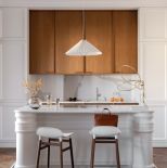 elegancka wyspa kuchenna w mieszkaniu w kamienicy