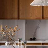 elegancka wyspa kuchenna w mieszkaniu w kamienicy