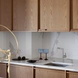 drewniane szafki kuchenne w mieszkaniu w kamienicy