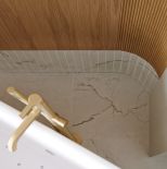 łazienka z ryflowaną ścianą