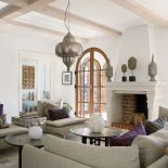 Elegancka mieszanka klasyki, etno, IKEA i mebli zrobionych na zamówienie, a także antyków.