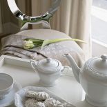 Elegancka porcelana i dodatki w stylu francuskim.