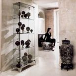 Elegancka witryna Boheme firmy Noir. PATT MEBEL