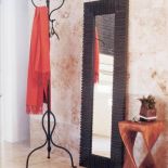 Elegancki cieniowany trawertyn to dobre tło dla drewnianych mebli i ram. Aranżacja WILLOW HOUSE