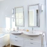 Elegancki dom stoi na leśnej polanie 20 minut od Centrum Poznania. Zobacz zdjęcia z wnętrza tego pięknego domu.