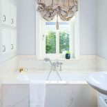 Elegancki dom stoi na leśnej polanie 20 minut od Centrum Poznania. Zobacz zdjęcia z wnętrza tego pięknego domu.