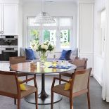 Elegancki dom stoi na leśnej polanie 20 minut od Centrum Poznania. Zobacz zdjęcia z wnętrza tego pięknego domu.