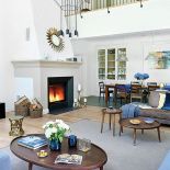 Elegancki dom stoi na leśnej polanie 20 minut od Centrum Poznania. Zobacz zdjęcia z wnętrza tego pięknego domu.