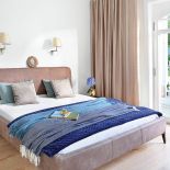 Elegancki dom stoi na leśnej polanie 20 minut od Centrum Poznania. Zobacz zdjęcia z wnętrza tego pięknego domu.