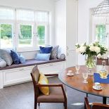 Elegancki dom stoi na leśnej polanie 20 minut od Centrum Poznania. Zobacz zdjęcia z wnętrza tego pięknego domu.