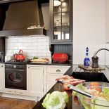 Elegancki granitowy blat, kryształowe lustro i nawet w najbardziej banalnym zakątku kuchni może być efektownie.