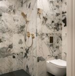 łazienka w luksusowym apartamencie w drapaczu chmur