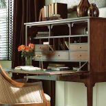 Elegancki i kobiecy - to idealna propozycja dla pani domu. Sekretarzyk z licznymi szufladkami i