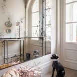 eleganckie wnętrza w bieli i drewnie