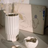 biała łazienka w mieszkaniu nad morzem