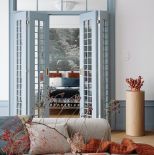 eleganckie mieszkanie z błękitnymi drzwiami