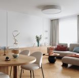 eleganckie mieszkanie z błękitnymi drzwiami