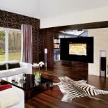 Eleganckie połączenie - piaskowiec na ścianach, meble z hebanu i wenge na podłodze.