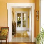 Eleganckie sosnowe drzwi obłożono twardą i bardzo wytrzymałą płytą HDF, dzięki której powierzchnia jest jeszcze