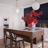 biała kuchnia z ciemnym drewnem