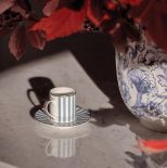 ciemna wyspa kuchenna z jasnym blatem