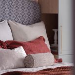 elegancka sypialnia bordowa z niebieskim