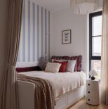 pokój dziewczynki niebieski z bordowym