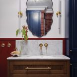 elegancka łazienka biel bordo i ciemne drewno