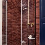 bordowa łazienka z prysznicem
