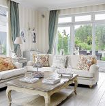 Eleganckie zasłony uszyte są z jedwabiu.