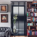 We wnętrzu nowoczesność płynnie przechodzi w styl klasyczny, elegancki.