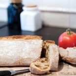 Elegancko urządzony dom z trzema tarasami. Górny kawowo-obiadowy, środkowy do leżakowania, a dolny do piknikowania