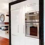 Elegancko urządzony dom z trzema tarasami. Górny kawowo-obiadowy, środkowy do leżakowania, a dolny do piknikowania