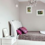 Elegancko urządzony dom z trzema tarasami. Górny kawowo-obiadowy, środkowy do leżakowania, a dolny do piknikowania