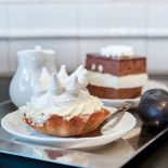 Elegancko urządzony dom z trzema tarasami. Górny kawowo-obiadowy, środkowy do leżakowania, a dolny do piknikowania