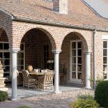 Elewacja z charakterystycznej cegły.