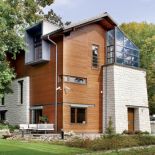 Elewację domu wykonano z drewna sosnowego o mahoniowym odcieniu.