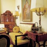 Empirowa kanapa i fotele doskonale rozumieją się z ludwikami.