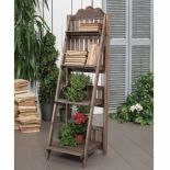 Etażerka Old Country to ciekawe, drewniane rozwiązanie przypominające swoim kształtem starodawną drabinę lub krzesło.